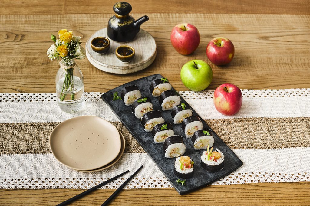 Receta saludable para preparar sushi vegano con manzanas.